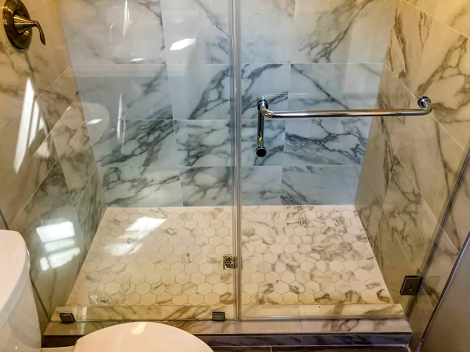 Marble corner shower, bathroom remodeling project in Northern Virginia by HOM Design & Build, view 9